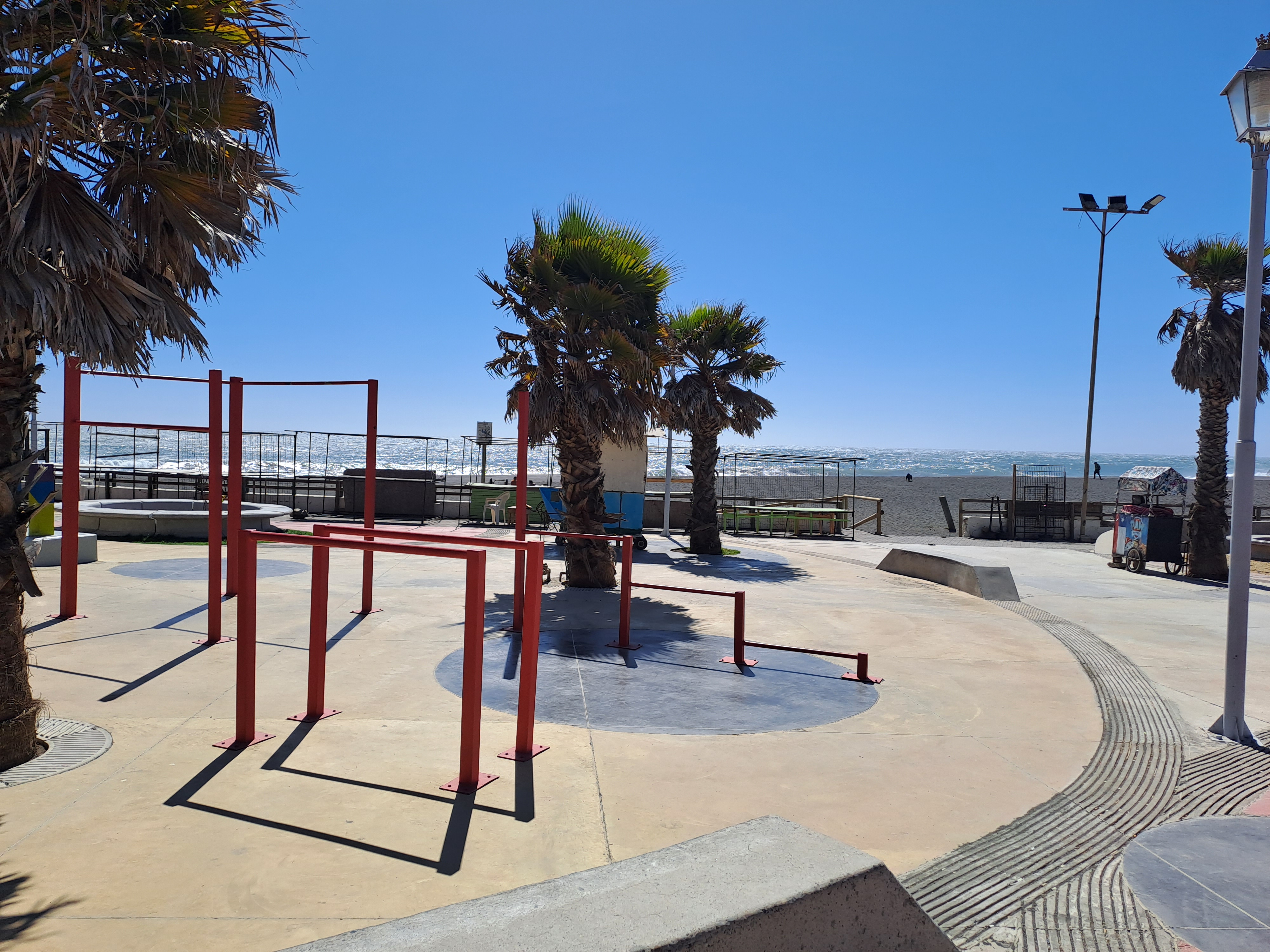 Fotografía de las barras de calistenia con las que cuenta la playa